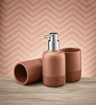 Braunes Badset mit Seifenspender und zwei Bechern auf hellem Holztisch