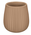 Beigefarbener, gerillter Keramikbecher für Zahnbürsten im modernen Bad