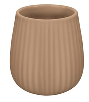 Beigefarbener, gerillter Keramikbecher für Zahnbürsten im modernen Bad