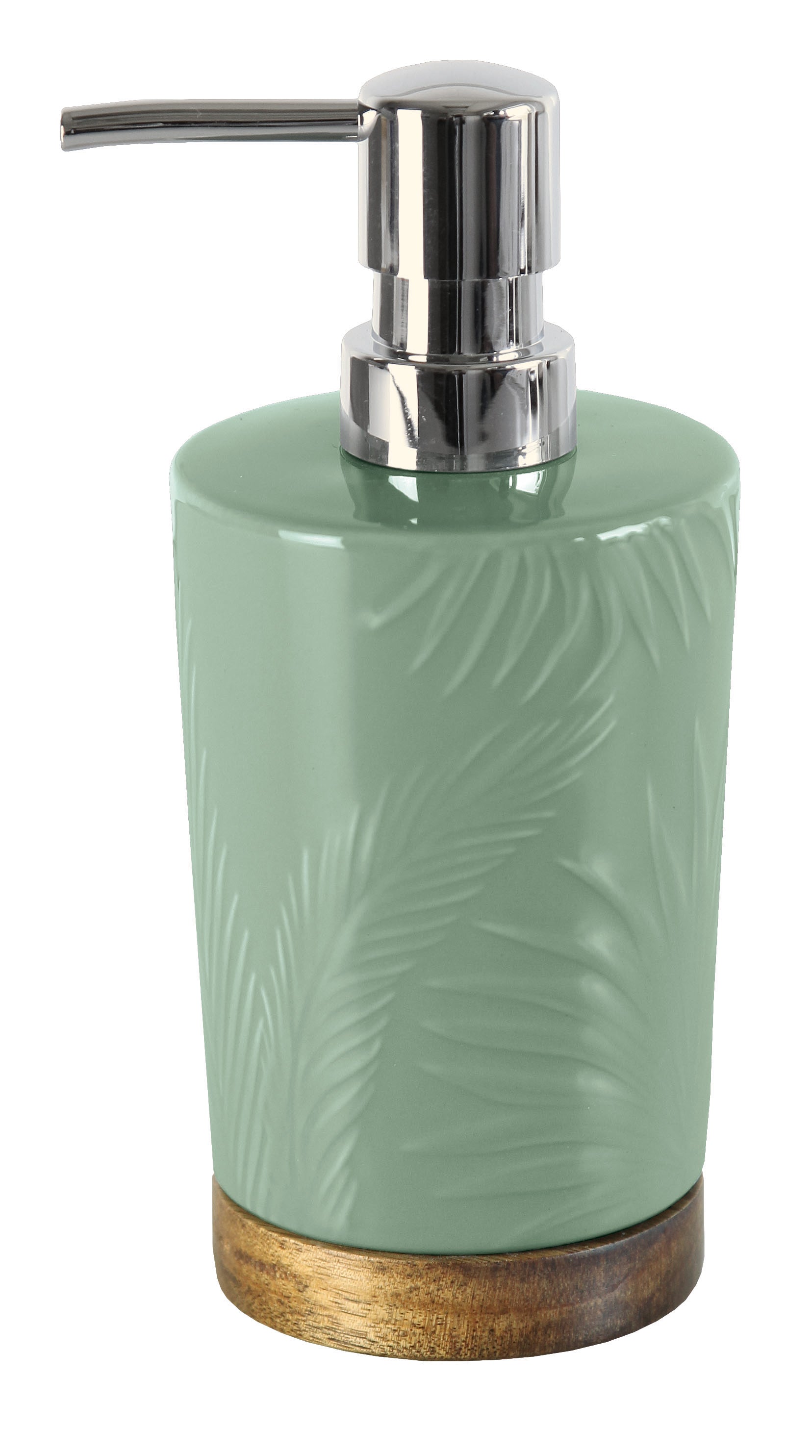Seifenspender PALM Maledivia aus grünem Keramik mit Palmrelief und Holzfuß steht freigestellt.