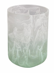 Zahnputzbecher FAIRY Maledivia aus satiniertem Glas mit weiß-grüner Marmorierung, frontal aufgenommen.