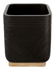Schwarzer, quadratischer Zahnputzbecher mit Rillen und Holzfuß unten