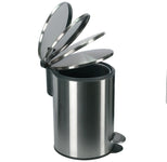 Runder Treteimer aus Edelstahl mit geöffnetem Deckel seitlich gesehen