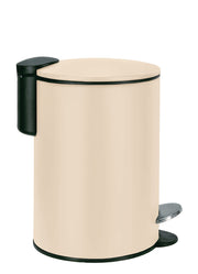 Kosmetikeimer SILENCE in Sandbeige mit 3 Litern Volumen steht mit Pedal auf hellem Hintergrund.