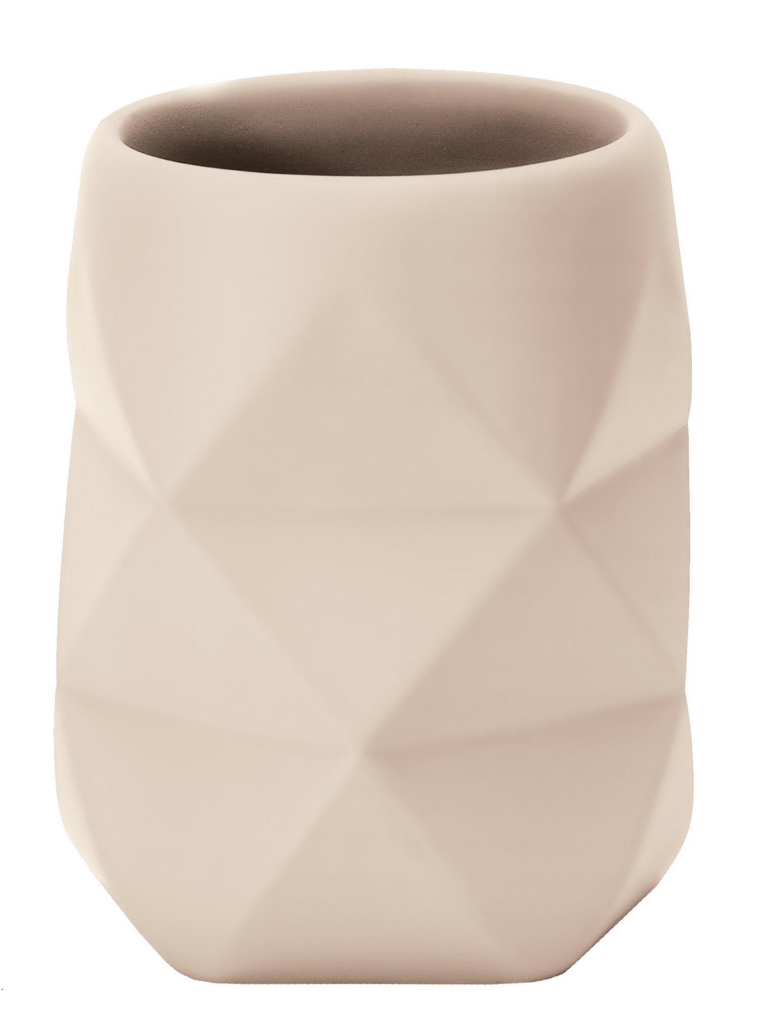Becher aus beigem Kunststoff mit geometrischer Facettenstruktur