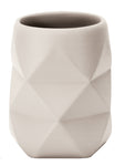 Becher aus Keramik in Beige mit facettierter, geometrischer Oberfläche