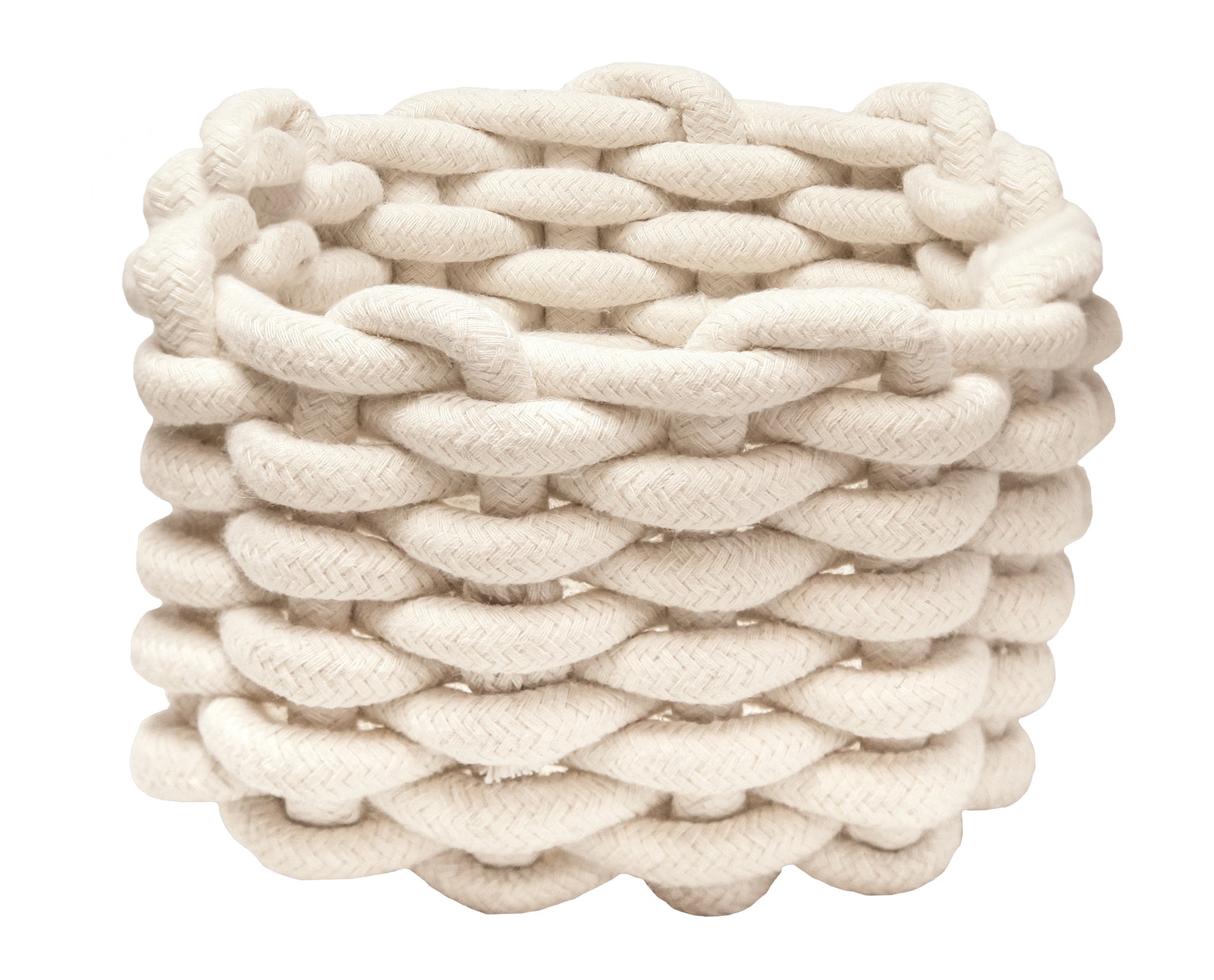 Cremefarbener Aufbewahrungskorb FELLONE Natur M aus dicker Flechtstruktur vor weißem Hintergrund.