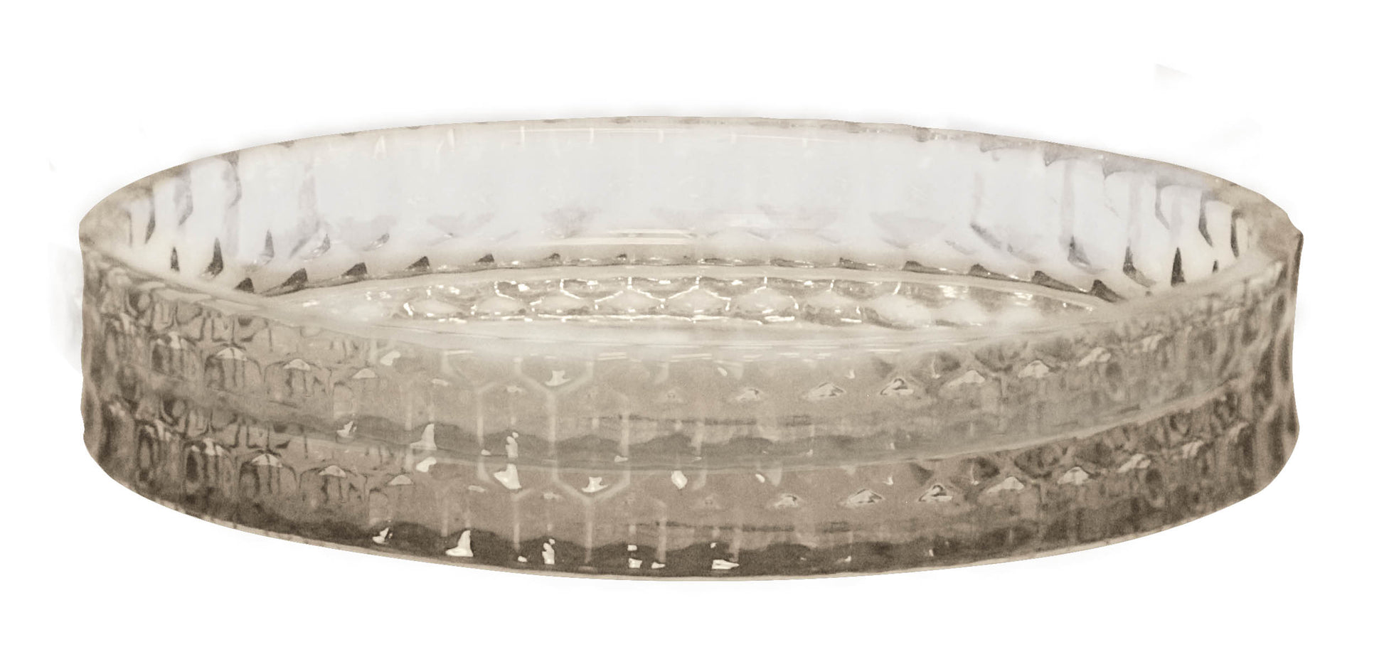 Transparente Seifenschale MELUA Sandbeige aus strukturiertem Glas steht leer vor weißem Hintergrund.