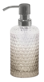 Seifenspender MELUA Sandbeige aus strukturiertem Glas mit silbernem Pumpkopf steht aufrecht.