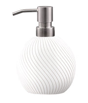 Runder Seifenspender DREALI Weiß mit Rillenstruktur und Metallpumpe steht vor weißem Hintergrund.