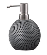 Anthrazitfarbener Seifenspender DREALI mit rundem, gerilltem Korpus und Edelstahlpumpe steht freigestellt.