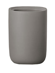 Zahnputzbecher ALITA Schiefer steht freistehend vor weißem Hintergrund.