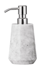 Der Seifenspender CARRARA Weiß steht mit Marmoroptik freistehend vor weißem Hintergrund.