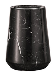 Zahnputzbecher CARRARA Schwarz aus schwarzem Marmor steht freistehend vor weißem Hintergrund.