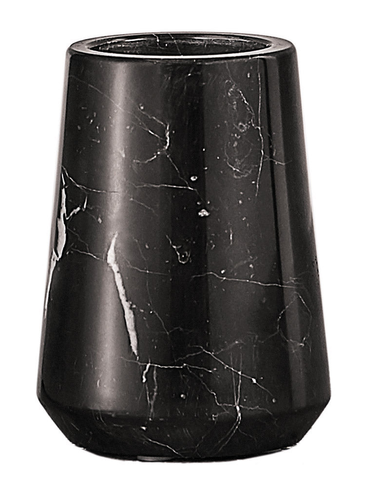 Zahnputzbecher CARRARA Schwarz aus schwarzem Marmor steht freistehend vor weißem Hintergrund.