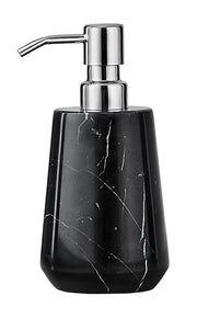 Der Seifenspender CARRARA Schwarz steht freigestellt vor weißem Hintergrund.