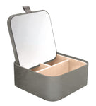 Graue Schmuckbox mit offenem Deckel, großem Spiegel und Innenfächern