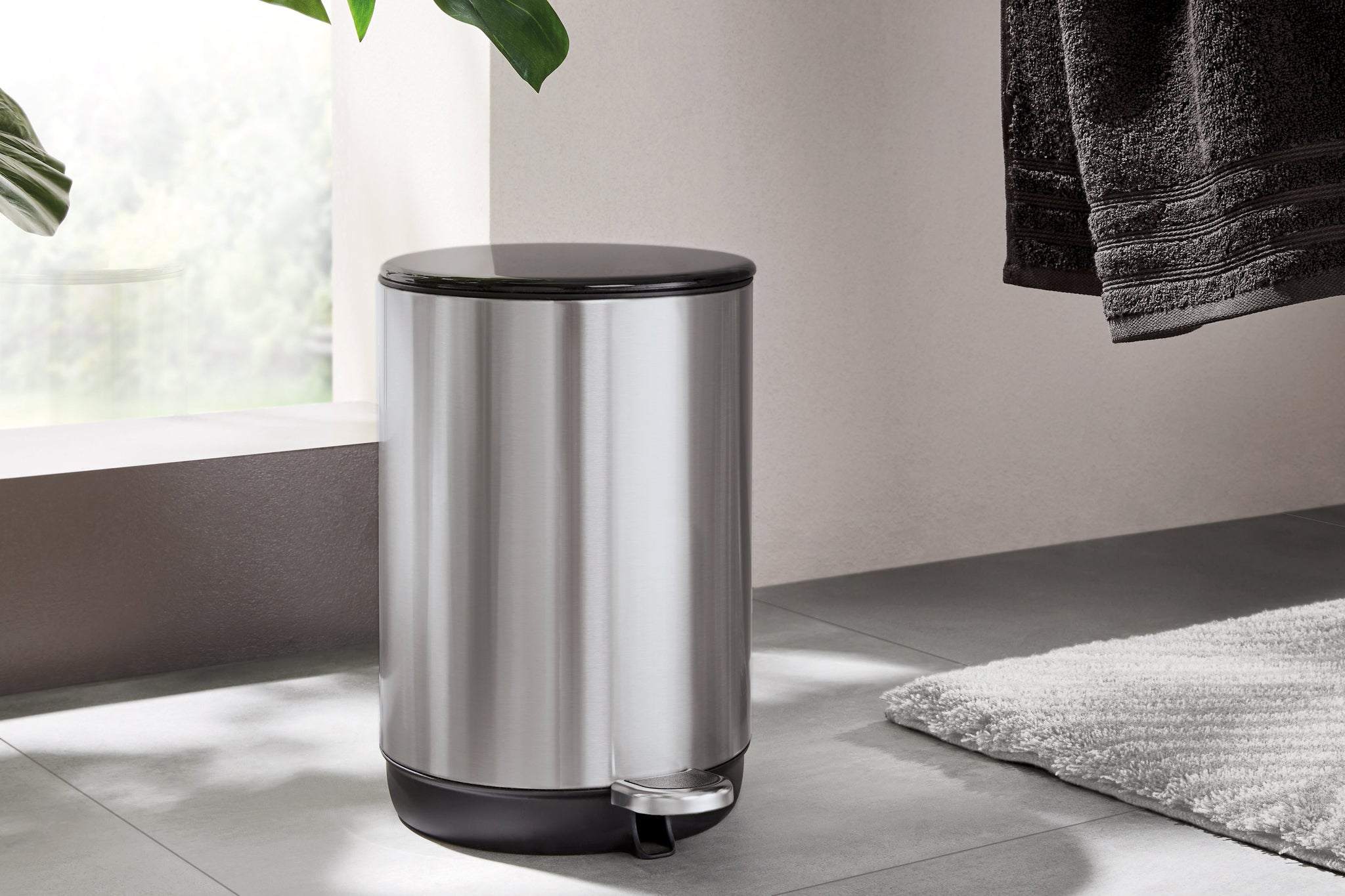 Kosmetikeimer COLONNA Schwarz 5 Liter steht in einem modernen Badezimmer neben Handtuch und Pflanze.