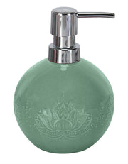 Seifenspender LOTUS Maledivia aus mintgrüner Keramik mit Lotusrelief und silbernem Pumpkopf.