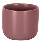 Runder, rosafarbener Becher aus Keramik mit matter Oberfläche vorne