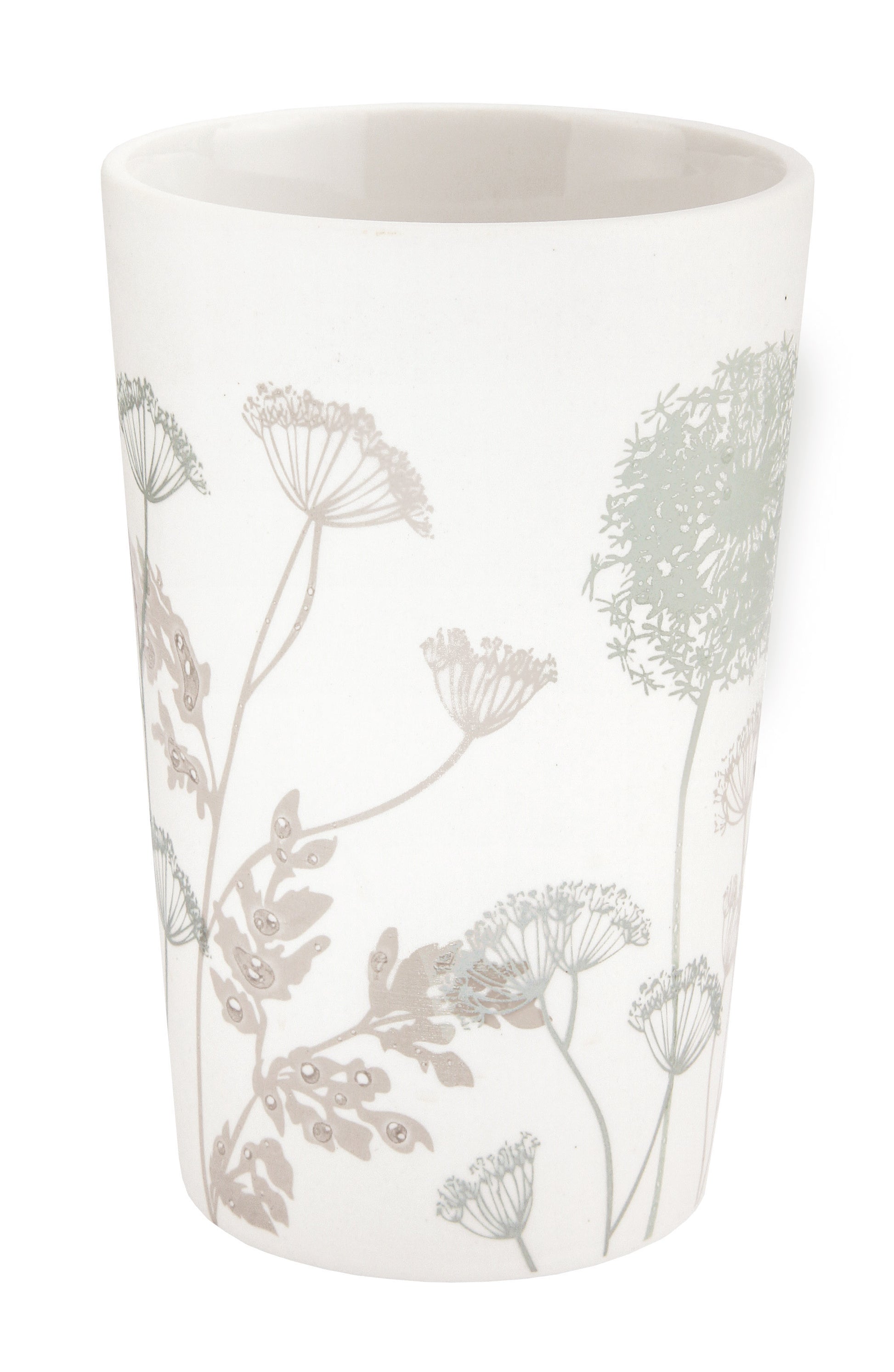 Zahnputzbecher SAVANNAH Nebel mit zartem floralen Muster vor weißem Hintergrund steht aufrecht.