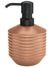 Seifenspender GOLA Platane mit schwarzem Pumpkopf aus Metall steht freigestellt vor weißem Hintergrund.