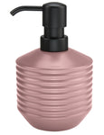 Rosafarbener Seifenspender mit gerippter Oberfläche und schwarzer Pumpe
