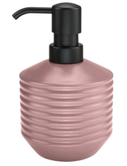 Seifenspender GOLA Rouge mit schwarzer Pumpe steht freigestellt vor Weiß.