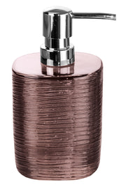 Seifenspender QUBO Rouge aus roséfarbenem Glas mit chromfarbenem Pumpkopf steht freigestellt.