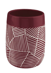 Zahnputzbecher SERENA Beere mit weißem Linienmuster steht aufrecht vor weißem Hintergrund.