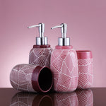 Rosa Badset mit Spendern und Bechern im geometrischen Design-Look