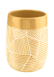 Der Zahnputzbecher SERENA Solaris aus gelber Keramik zeigt ein weißes, geometrisches Linienmuster.