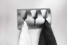 Wand-Handtuchhalter aus Metall mit weißem und schwarzem Handtuch