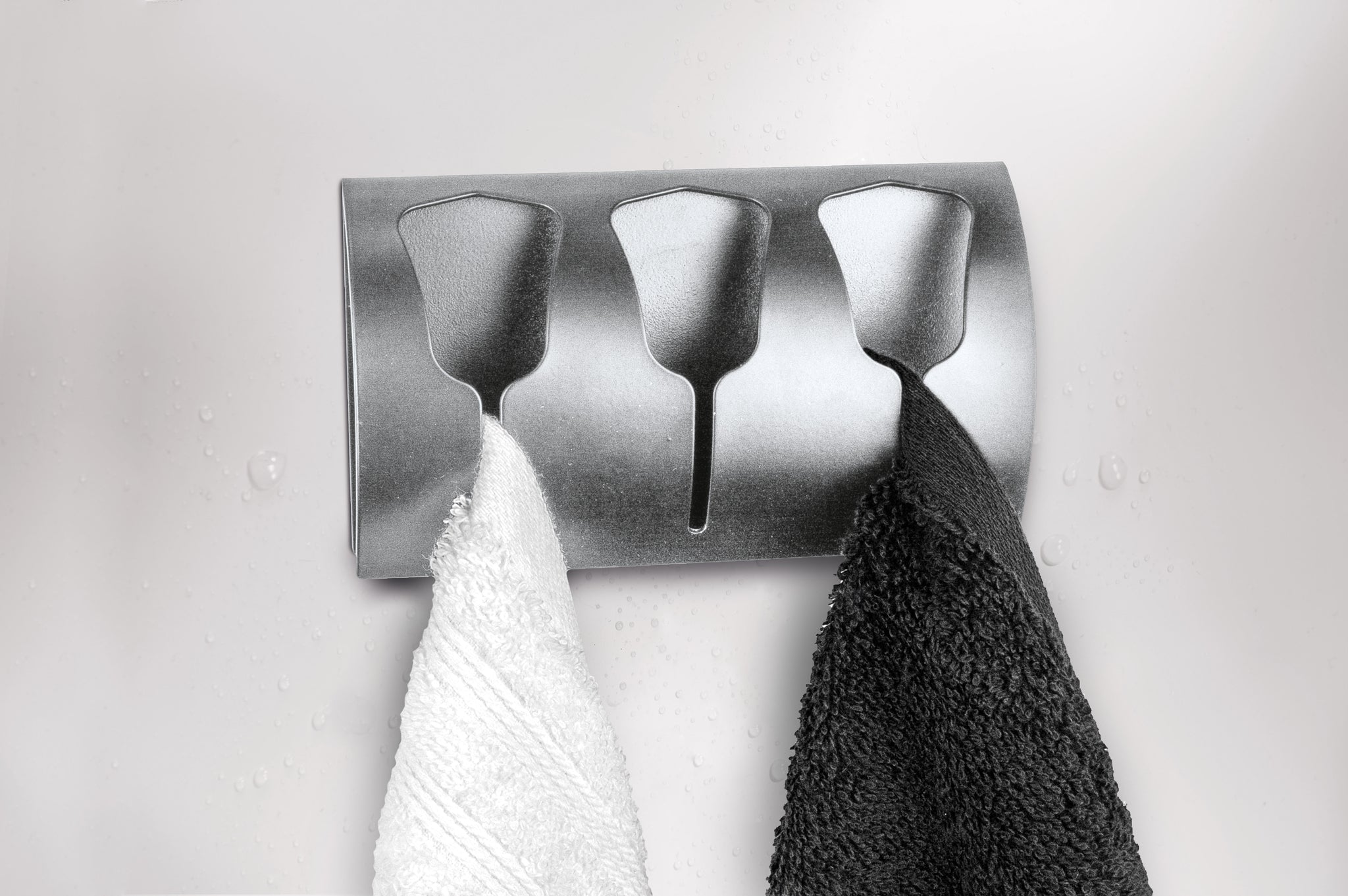 Wand-Handtuchhalter aus Metall mit weißem und schwarzem Handtuch