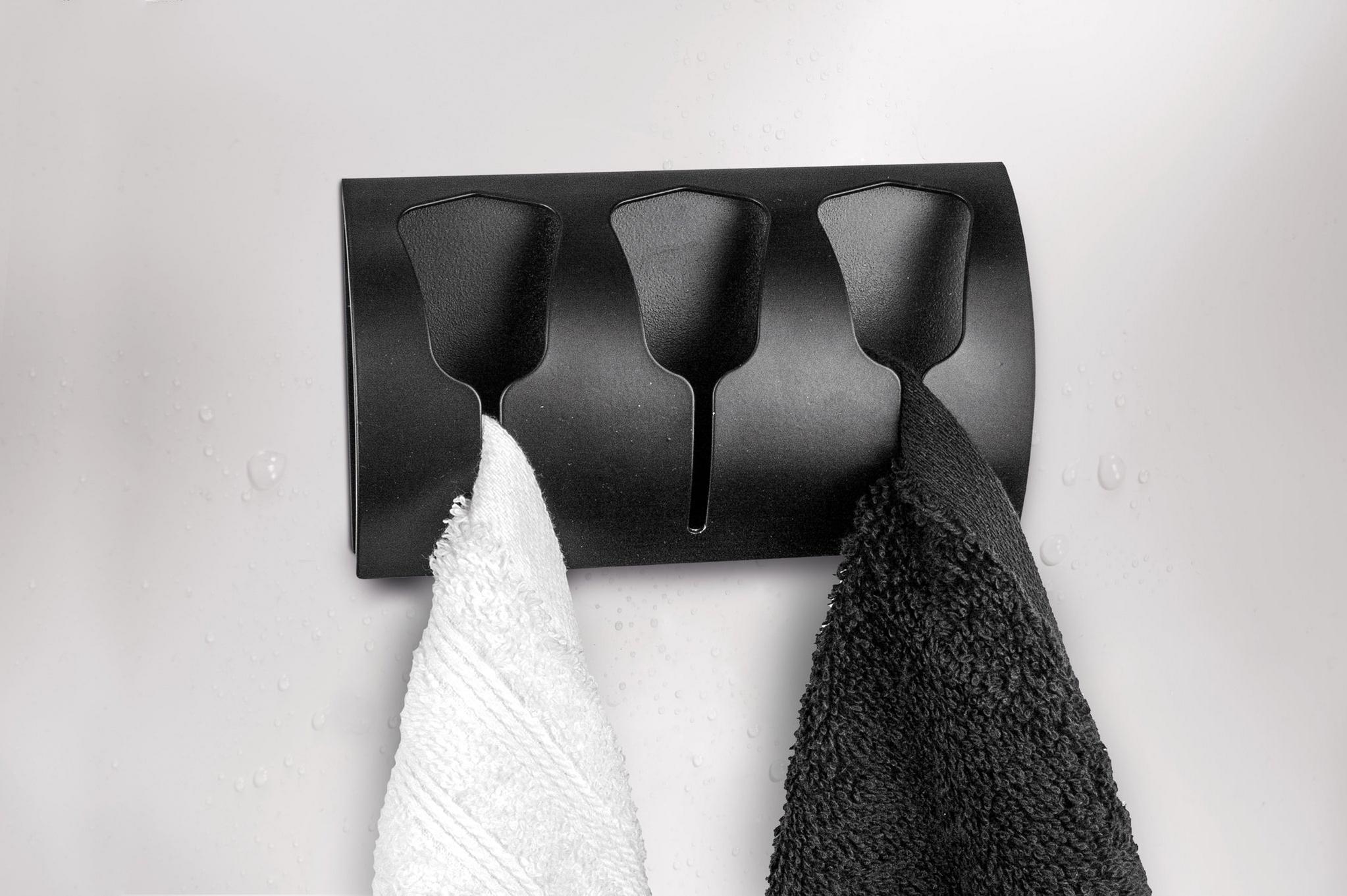 Schwarzer Wandhandtuchhalter mit zwei Handtüchern in Weiß und Schwarz