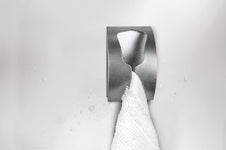 Wandhandtuchhalter aus Edelstahl mit weißem Handtuch und Wassertropfen