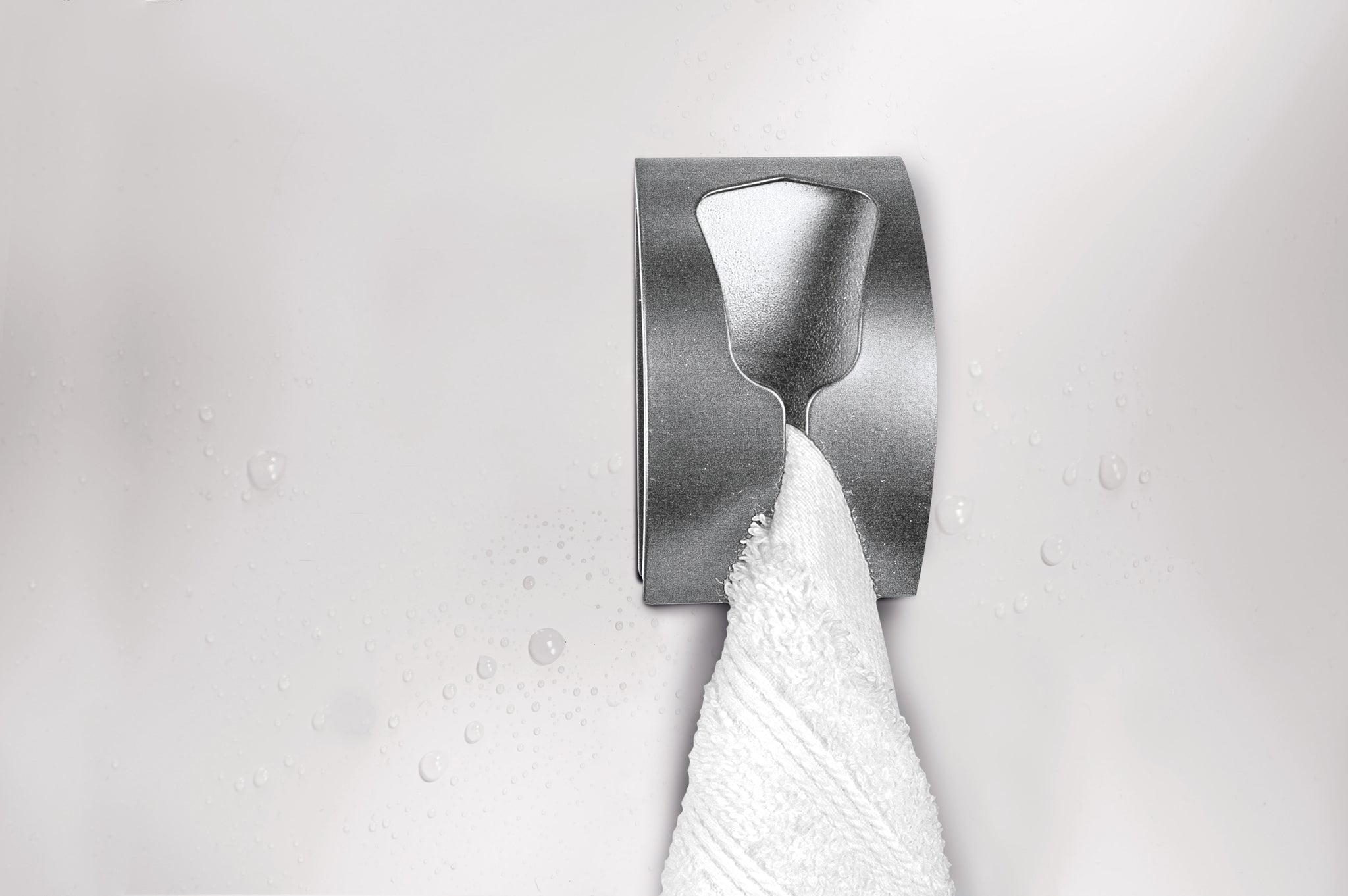 Wandhandtuchhalter aus Edelstahl mit weißem Handtuch und Wassertropfen