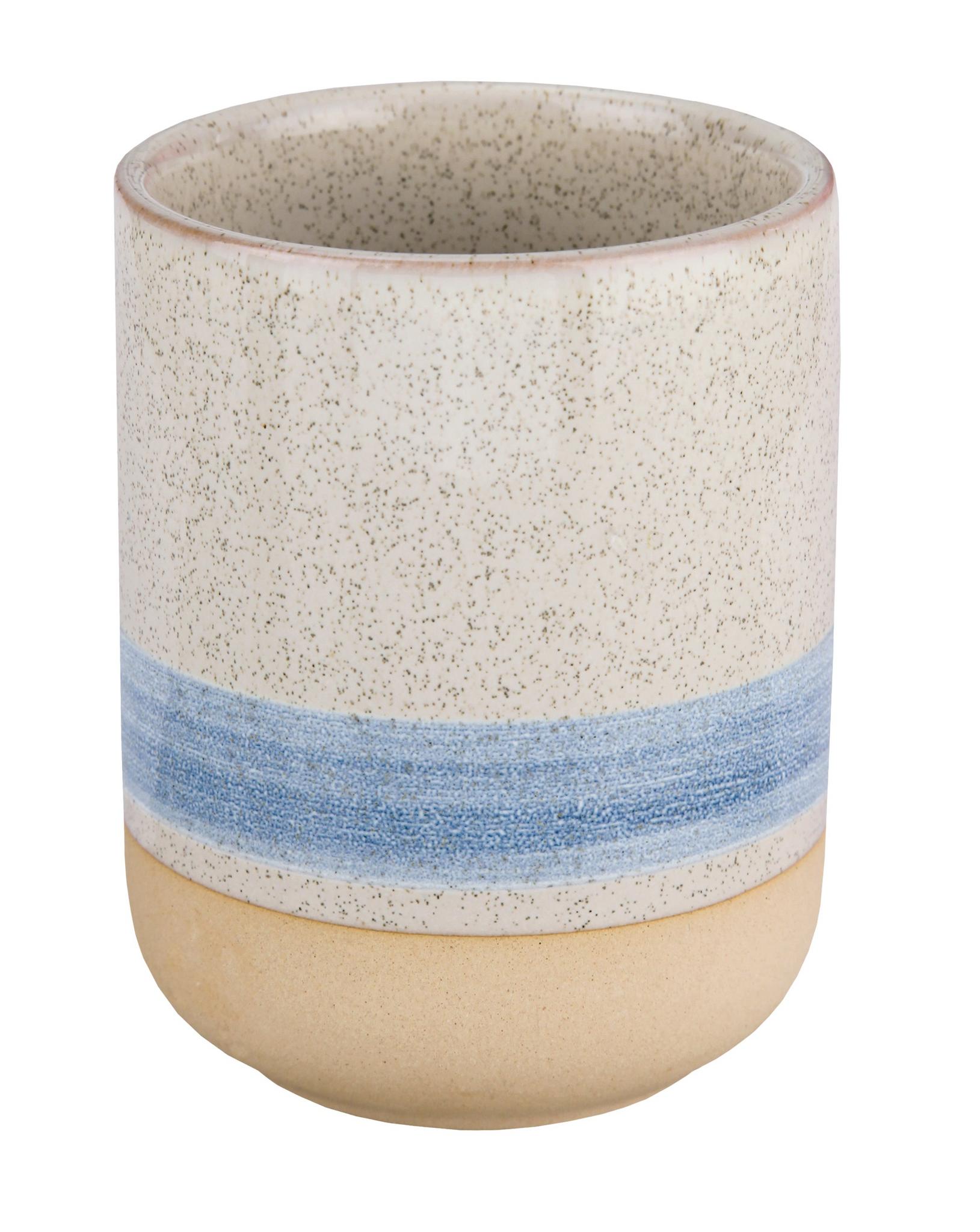 Beiger Keramikbecher mit blauem Streifen und gesprenkelter Oberfläche