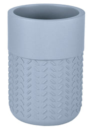 Der Zahnputzbecher DASH Iceblue mit strukturierter Oberfläche steht aufrecht im Bild.