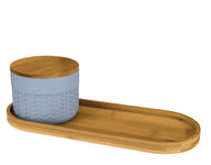 Blauer Badbehälter mit Bambusdeckel auf passender Bambusablage