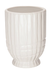 Zahnputzbecher CONCHA Weiß steht vor weißem Hintergrund und zeigt seine strukturierte Oberfläche.