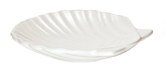 Weiße Seifenschale in Muschelform aus Keramik, von oben seitlich gesehen