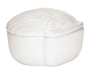 Weiße Keramikdose mit muschelförmigem Deckel für Badaccessoires im Bad