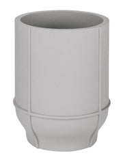 Zahnputzbecher ADONA Auster aus hellgrauem Material steht freigestellt vor weißem Hintergrund.