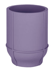 Der lilafarbene Zahnputzbecher ADONA Holunder steht freistehend vor weißem Hintergrund.
