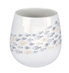 Weißer Keramikbecher mit grauen und beige bedruckten Fischmotiven