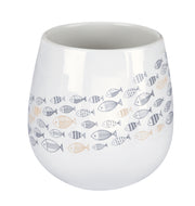 Zahnputzbecher SARDINAS Mare aus Keramik mit Fischmotiv steht vor weißem Hintergrund.