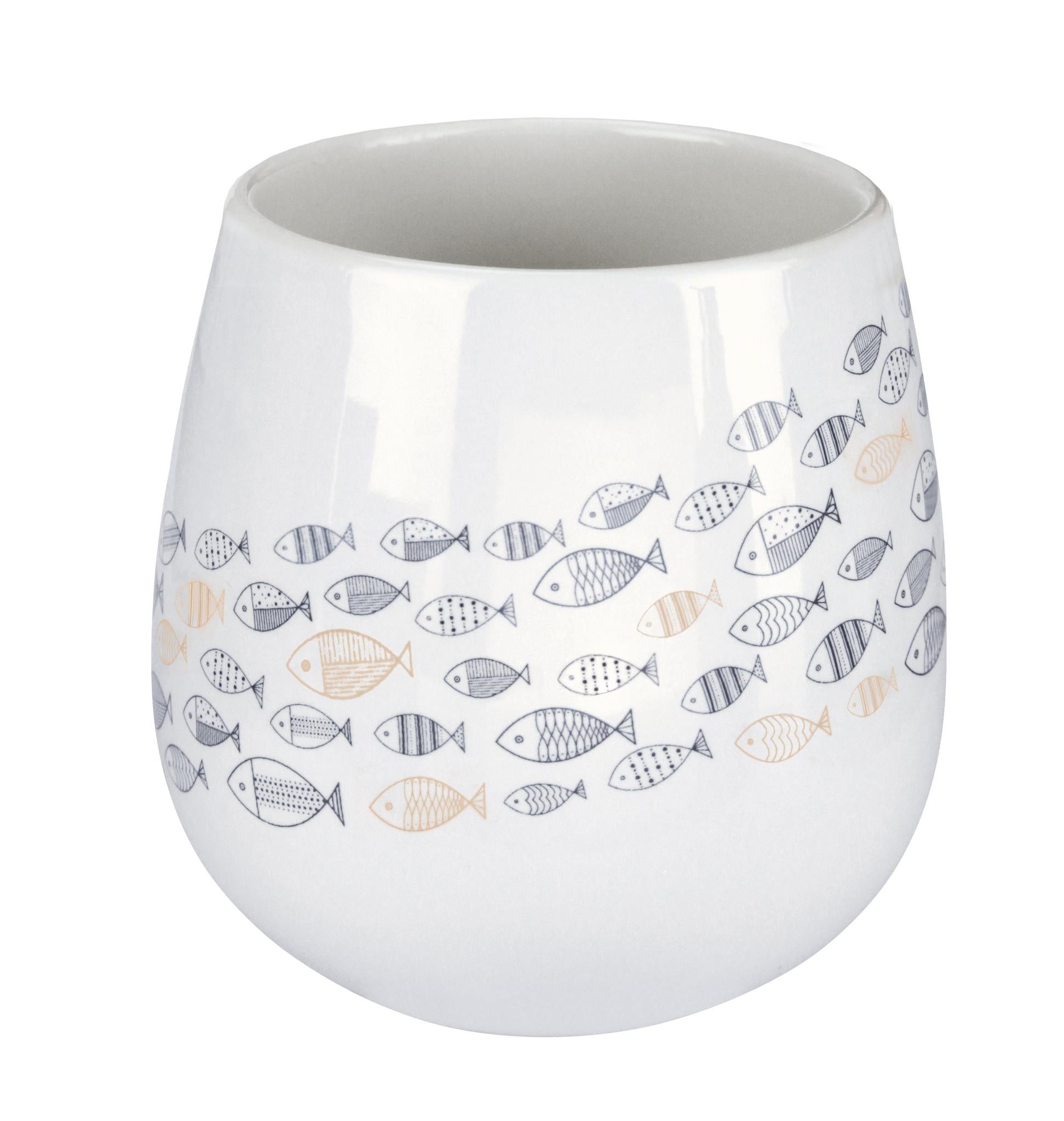 Weißer Keramikbecher mit grauen und beige bedruckten Fischmotiven