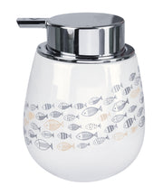 Weißer Seifenspender SARDINAS Mare mit verchromter Pumpe und umlaufendem Fischmuster.