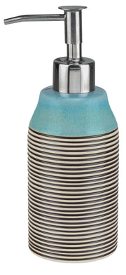 Der Seifenspender OKAPI Mauritius steht freigestellt mit Streifendekor und Metallpumpe im Bild.